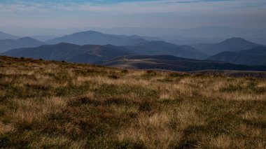 Güzel dağlar ve mavi gökyüzü sabah.