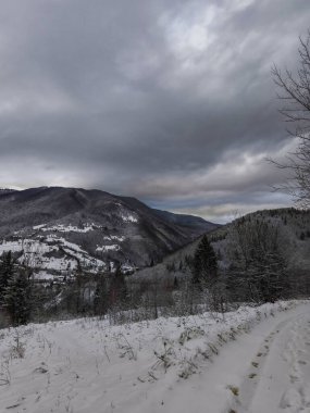 Dağlarda kış manzarası.
