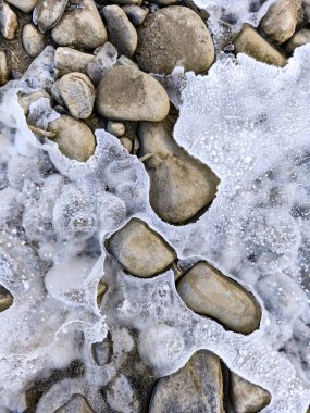 Nehir kıyısındaki buz