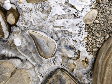 Buz ve nehir taşlarının soyut arkaplanı