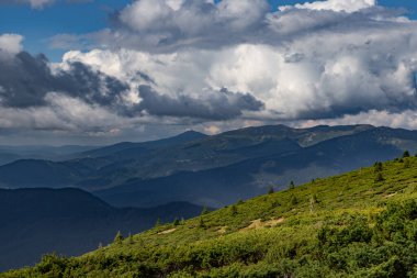 Dağları ve bulutları olan güzel bir manzara