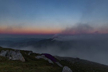 Dağlarda güzel bir gün batımı