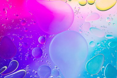 Modern tasarım arka planı için su üzerinde renkli sanatsal yağ damlası.