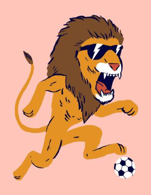 Futbol aslanı. Güneş gözlüklü yakışıklı aslan bir futbol topuyla koşuyor. İzole edilmiş futbol vektör illüstrasyonu.