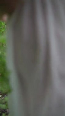 Suyun Huzurlu Vücudu pozunda, Beyaz Elbiseli Serene Kadını. Ormanda uzun ve şeffaf bir gelinlik giymiş kadın ya da gelin. Göl, gölet ya da deniz yakınlarındaki vahşi sahil. Yaz titreşimleri. Tanımlanamayan kız.