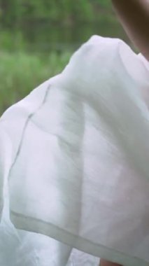 Suyun Huzurlu Vücudu pozunda, Beyaz Elbiseli Serene Kadını. Ormanda uzun ve şeffaf bir gelinlik giymiş kadın ya da gelin. Göl, gölet ya da deniz yakınlarındaki vahşi sahil. Yaz titreşimleri. Tanımlanamayan kız.