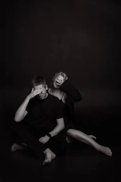 Bu samimi ve şık bir siyah beyaz portre. Hoş bir stüdyo ortamında sevimli bir çiftin portresi. Güzel Stüdyo Ayarlarında Ele Geçirilen Siyah-Beyaz Çift Portresi