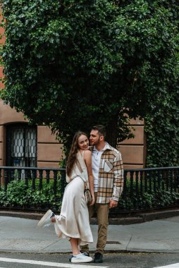 Yakın plan bir fotoğraf, bir çift arasındaki sevgi ve sevgiyi yakalar. Sıcak kucaklaşmalarında mutluluk ve bağlılık duygularını aktarır. Güçlü bağlarını ve derin bağlarını sembolize eder.