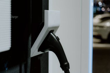 Modern bir elektrikli araç şarj istasyonunda bulunan çeşitli EV şarj bağlantılarının yakın görüntüsü