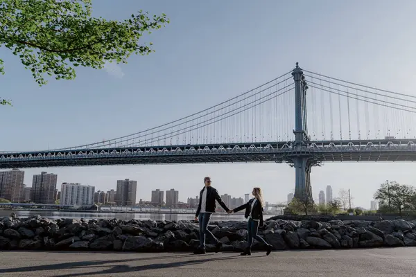 Manhattan Köprüsü 'nün yanında el ele yürürken New York' ta aşkın ve şehir güzelliğinin özünü yakalıyorlar..
