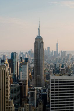 Nefes kesici bir hava görüntüsü NYC 'lerin göz kamaştırıcı silueti ve canlı bir günbatımı tarafından çerçevelenmiş ikonik binalar.