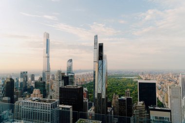 Büyüleyici ve nefes kesici bir manzara New York şehrinin gökyüzü ve Central Park 'ın gün batımında