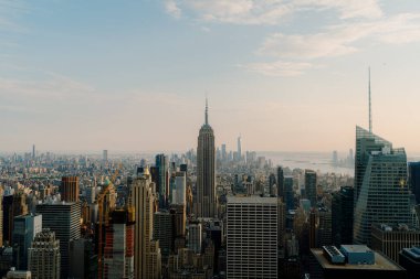 Nefes kesici bir hava görüntüsü NYC 'lerin göz kamaştırıcı silueti ve canlı bir günbatımı tarafından çerçevelenmiş ikonik binalar.