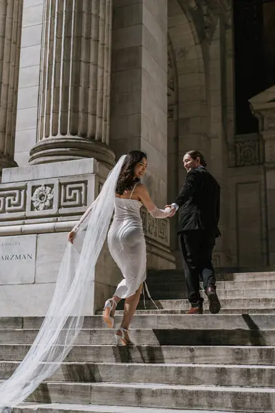 Çok şık bir gelin ve damat düğün günlerinde birlikte yürüyorlar, sevgi ve neşeyi kucaklayarak.