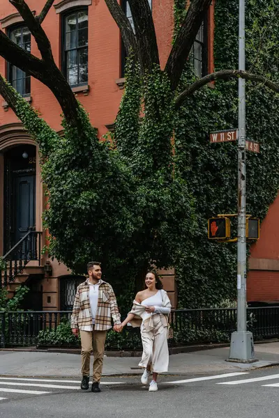 Mutlu bir çift, sarmaşık kaplı binalarla çevrili bir caddede neşeyle dans ediyor. Aşklarını ve ilişkilerini tasasız ve şık bir şekilde ifade ediyorlar. Neşe ve mutluluklarını sergiliyorlar.