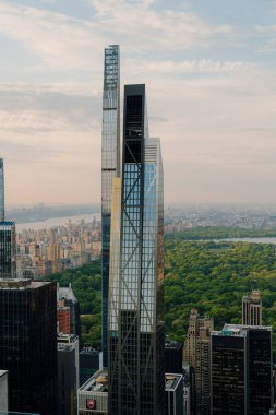 New York 'un en ikonik gökdelenlerini ve kentsel mimarisini sergileyen nefes kesici ufuk çizgisini deneyin. New York şehrinin gökdelenlerini gösteren hava manzarası