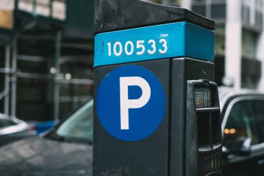 New York 'taki hareketli kentsel ortamda park sayacının hızını gösteren yakın çekim görüntüsü