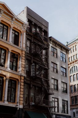 NEW YORK, ABD - 15 Nisan 2024: Bu çarpıcı ve büyüleyici kentsel binaların belirgin bir yangın çıkışı görüntüsü