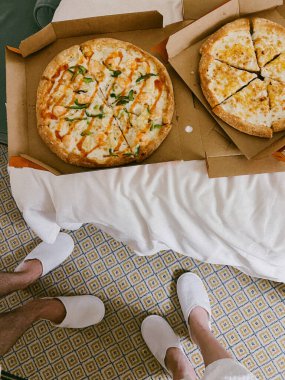 Rahatlatıcı bir gecenin özünü arkadaşlarla yakalayın, rahat bir ortamda lezzetli pizzaların tadını çıkarın. Evde gündelik yemek ve kaliteli zaman geçirmek için mükemmel.