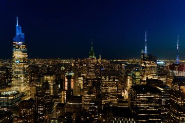 Göz kamaştırıcı bir şehrin gökyüzü manzarası gece aydınlanarak canlı enerjisini ve yaşamını gözler önüne seriyor. Akşam ve Akşam New York 'ta Canlı Şehir ve Canlı Metropolis' in nefes kesici Gece Kenti