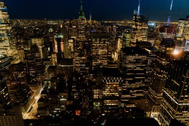 Göz kamaştırıcı bir şehrin gökyüzü manzarası gece aydınlanarak canlı enerjisini ve yaşamını gözler önüne seriyor. Akşam ve Akşam New York 'ta Canlı Şehir ve Canlı Metropolis' in nefes kesici Gece Kenti