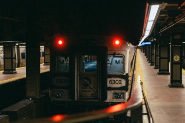 NEW YORK, ABD - 17 Şubat 2024: Hareketli bir gecede canlı bir metro sahnesi, parlak kırmızı ışıklar ve kendine özgü şehir atmosferi