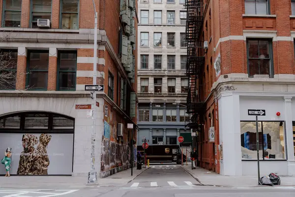 NEW YORK, ABD - 15 Nisan 2024: çarpıcı mimari ile etkileyici sokak sanatının birleşiminin yer aldığı pitoresk bir şehir sokağı