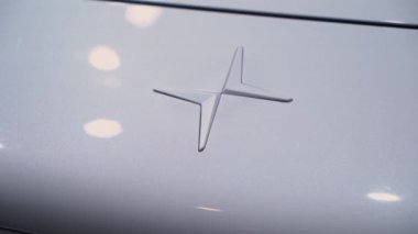 NEW YORK, ABD - 30 Mart 2024: Gösterişli elektrikli bir arabanın parlak yüzeyi üzerinde belirgin bir Polestar amblemi yakın çekim görüntüsü