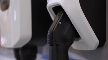 Modern tasarım ve işlevsel özelliklerine odaklanan bir elektrikli araç şarj cihazını vurgulayan bir görünüm