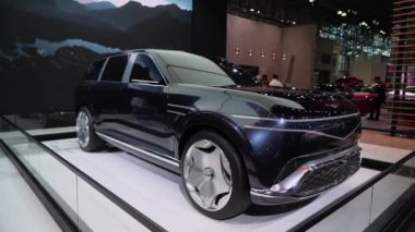 NEW YORK, ABD - 30 Mart 2024: Gösterişli ve yenilikçi bir SUV konsepti tüm katılımcılar için büyük bir uluslararası otomobil fuarı etkinliğinde sergilendi