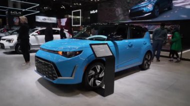 NEW YORK, ABD - 30 Mart 2024: Etkileyici bir otomobil sergisinde sergilenen çarpıcı mavi renkli bir arabanın heyecan verici ve görsel çekiciliği. Kia Soul.