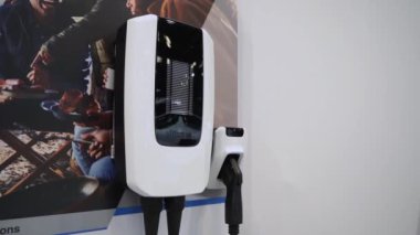 NEW YORK, ABD - 30 Mart 2024: Verimli elektrik dağıtımı ve kullanıcılara kolaylık sağlamak için tasarlanmış modern, gösterişli bir elektrikli araç şarj istasyonu