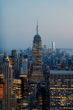 Empire State Binası ve One World Trade Center 'ın sergilendiği muhteşem bir ufuk çizgisi manzarasının tadını çıkarın. New York şehrinin göz kamaştırıcı hava manzarası Skyline 'ın üzerine düşen alacakaranlık gibi.