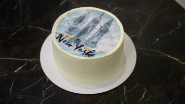 Bu çarpıcı pasta güzel tasarlanmış bir New York şehrinin siluetini içeriyor. Her kutlama için mükemmel.