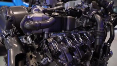 Heyecan verici bir otomotiv etkinliği sırasında modern motorun ayrıntılı ve kapsamlı bir görüntüsü sergilenmektedir.