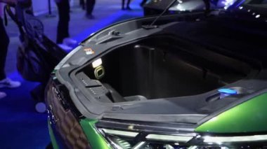 NEW YORK, ABD - 30 Mart 2024: Eşsiz ve yenilikçi bir elektrikli araç heyecan verici bir otomotiv fuarında sergilendi