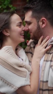 Yakın plan bir fotoğraf, bir çift arasındaki sevgi ve sevgiyi yakalar. Sıcak kucaklaşmalarında mutluluk ve bağlılık duygularını aktarır. Güçlü bağlarını ve derin bağlarını sembolize eder.