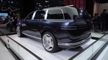 NEW YORK, ABD - 30 Mart 2024: Gösterişli ve yenilikçi bir SUV konsepti tüm katılımcılar için büyük bir uluslararası otomobil fuarı etkinliğinde sergilendi