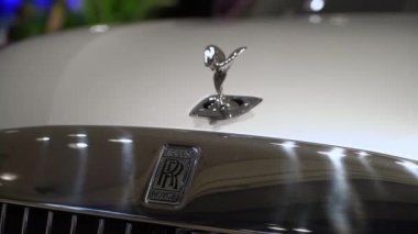 NEW YORK, ABD - 30 Mart 2024: Son derece ikonik ve tanınabilir Rolls Royce kaput süslemesini zarif lüks bir araçta göstermek