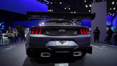 NEW YORK, ABD - 30 Mart 2024: Çarpıcı bir 2023 Ford Mustang GT 'nin arka görüntüsü canlı bir araba fuarında gösterişli ve modern tasarımını gururla sunar