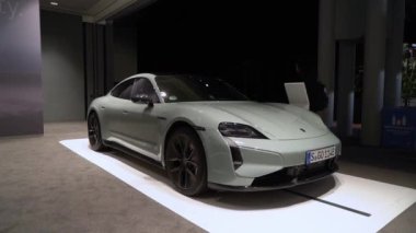 NEW YORK, ABD - 30 Mart 2024: Prestijli bir mekanda zekice yenilik ve olağanüstü tasarım sergileyen elektrikli Porsche Taycan