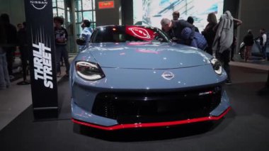 NEW YORK, ABD - 30 Mart 2024: Etkinlikte heyecan verici performans ve şık tasarımın yer aldığı yeni Nissan spor arabasını keşfedin. Nismo