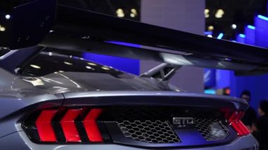 NEW YORK, ABD - 30 Mart 2024: Çarpıcı bir 2023 Ford Mustang GT 'nin arka görüntüsü canlı bir araba fuarında gösterişli ve modern tasarımını gururla sunar