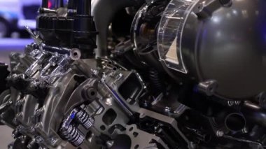 Heyecan verici bir otomotiv etkinliği sırasında modern motorun ayrıntılı ve kapsamlı bir görüntüsü sergilenmektedir.