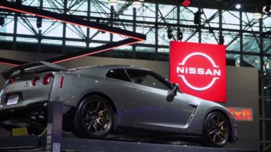 NEW YORK, ABD - 30 Mart 2024: Bir otomobil fuarında çarpıcı bir Nissan GTR sergilendi, modern tasarımı ve olağanüstü performansı vurgulandı