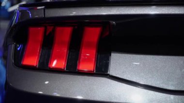 Modern otomotiv estetiğiyle birlikte cesur bir tasarımı ön plana çıkaran parlak arka farların yakın plan görüntüsü