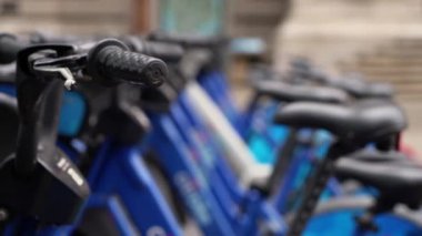 Mavi şehir bisikletleri, şehir sakinleri için mükemmel bisiklet paylaşım seçeneklerini sergilemek için düzenli bir şekilde dizilmişlerdir. Citibike