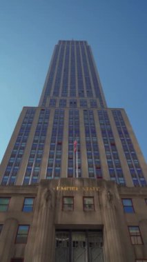 Mimari ihtişamı ve şehir güzelliğini güzel bir şekilde sergileyen muhteşem ve heybetli bir gökdelen. New York 'taki Empire State Binası.