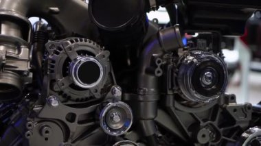 Bu görünüm otomotiv mühendisliğindeki karmaşık motor bileşenlerini vurgular, tasarımlarını ve işlevselliklerini detaylandırır