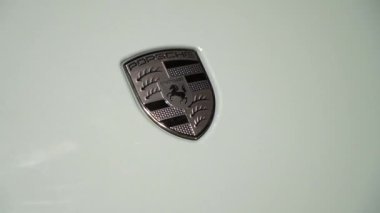 NEW YORK, ABD - 30 Mart 2024: Lüks bir lüks lüks araca titizlikle monte edilmiş ikonik ve prestijli Porsche arması